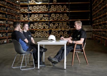 Wie bepaalt wat er in het VCA examen wordt gevraagd?